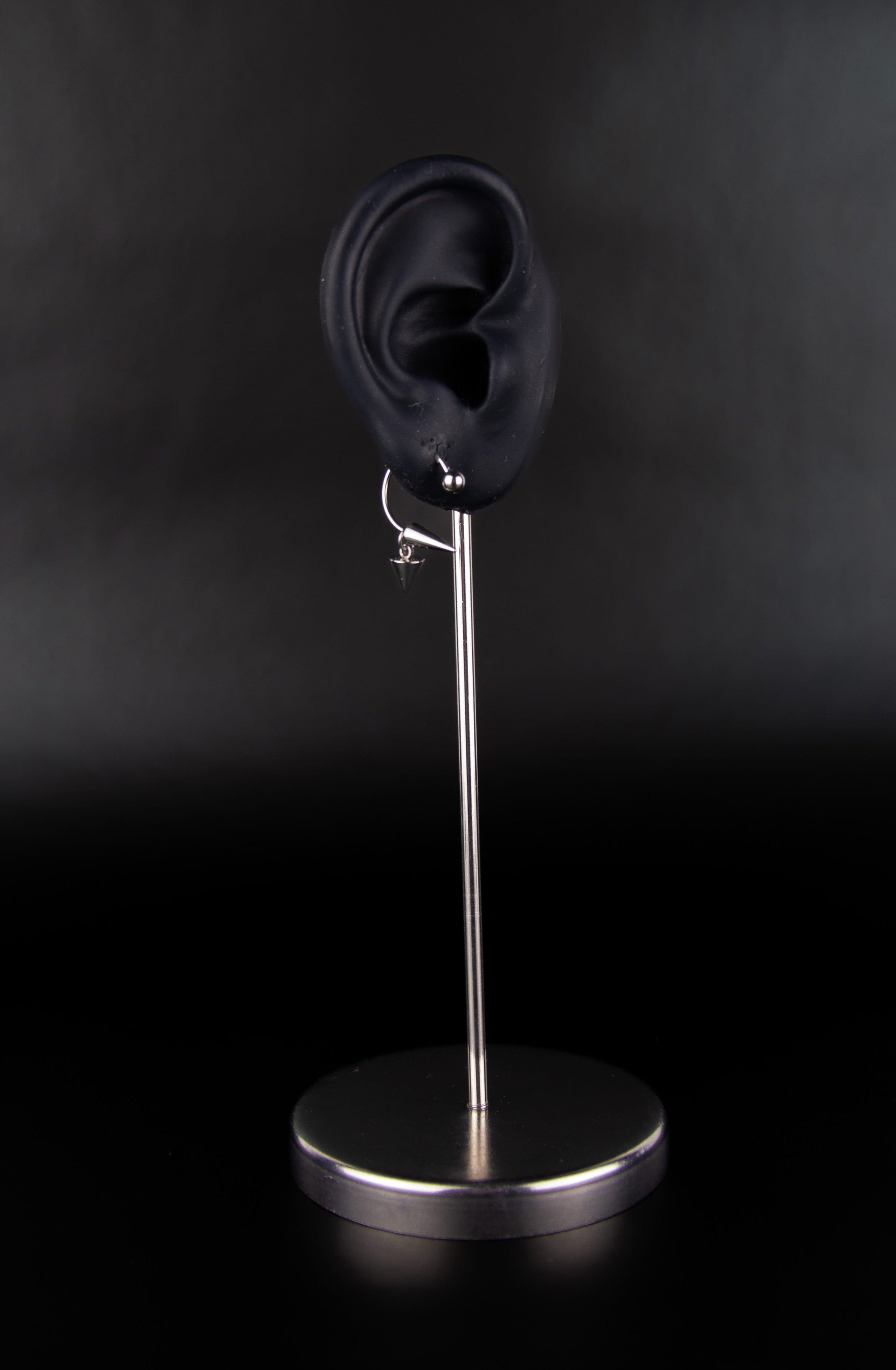 Paire de boucle d’oreille avec deux pics et un fermoir boule à visser 