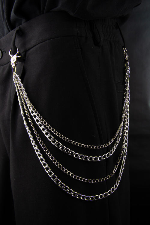 Chaines pour pantalon style alt, rock, punk et metal, portée sur un pantalon noir.