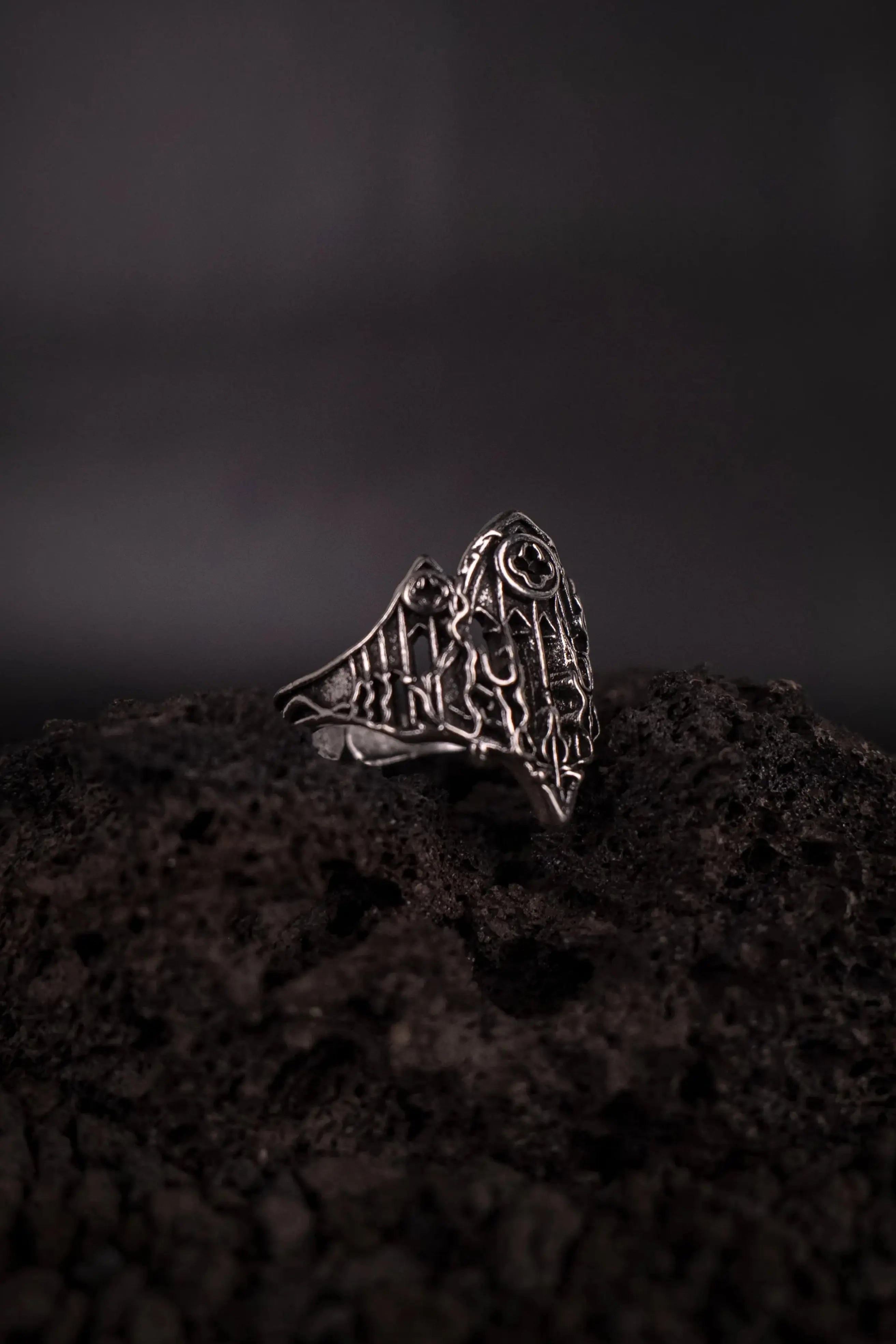 Bague cathédrale gothique avec voute et vitraux, bague goth bijoux et accessoire alt