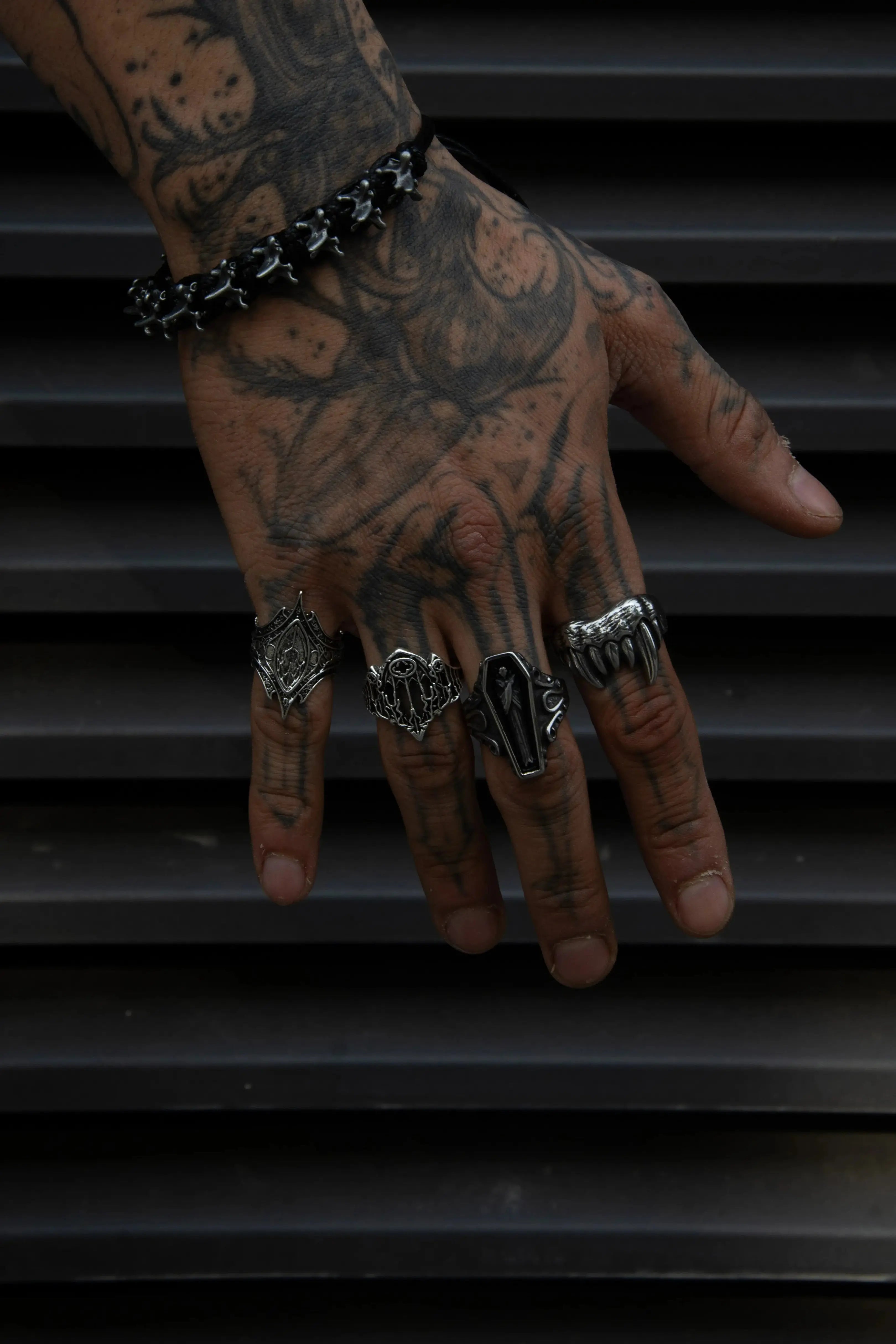 Bague goth vampire, cercueil, cathédrale, féerique, dracula, bague dracula, transylvanie, tatouage, ink