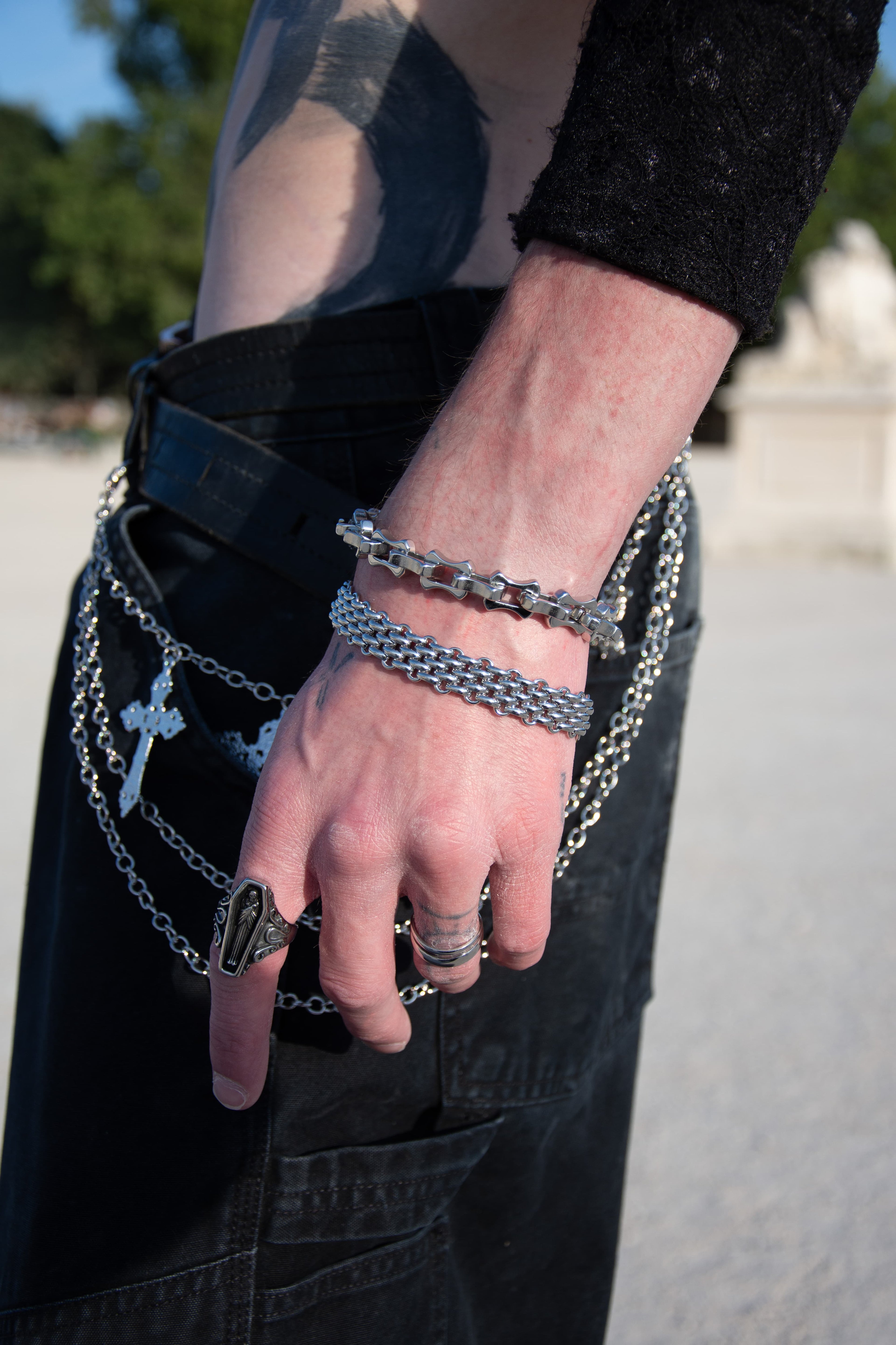 Ensemble de bijoux et accessoires en acier inoxydable signé doomed jewelry 