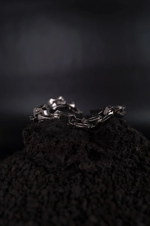 Bracelet chaine acier inoxydable à gros maillon anguleux.