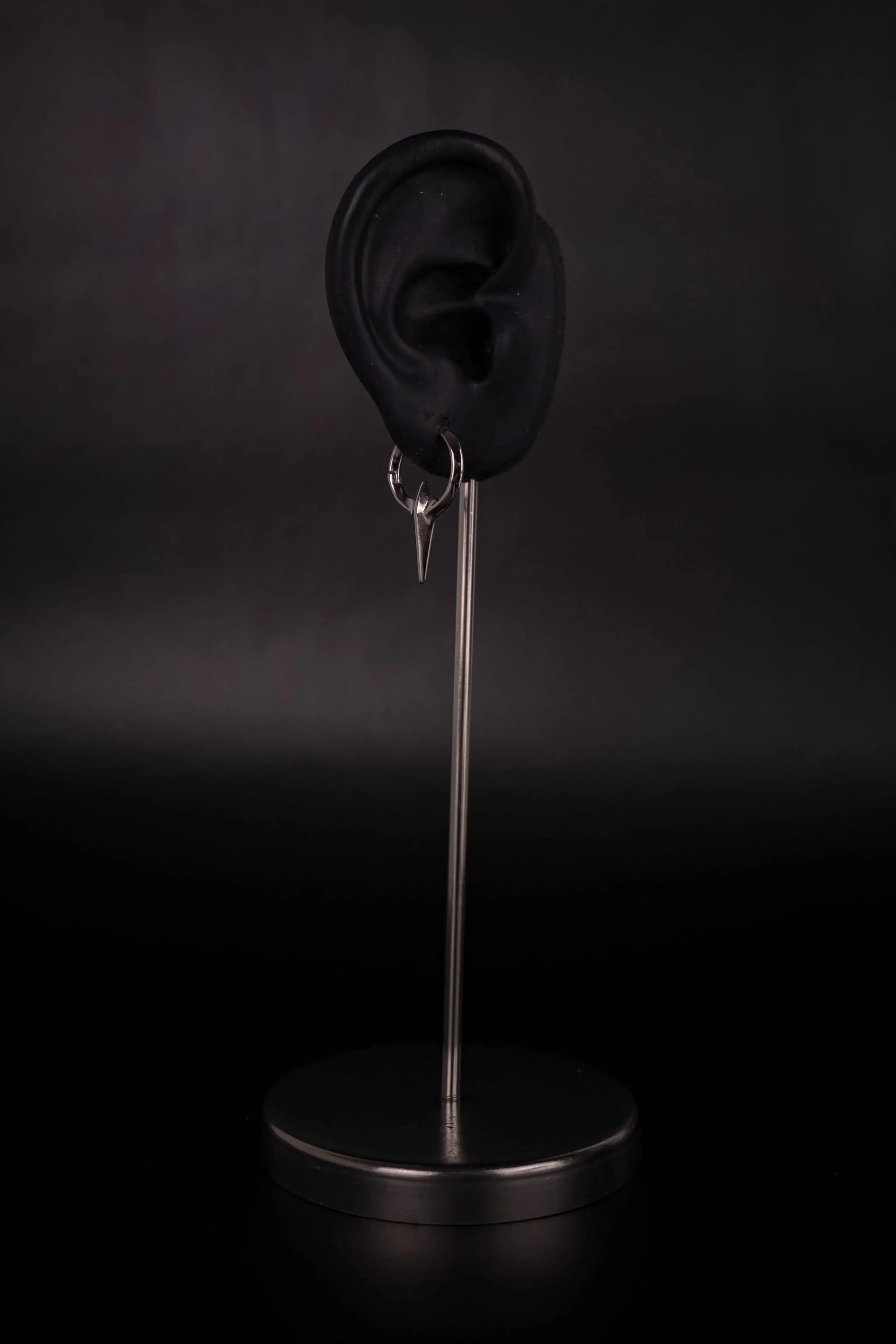 Boucle d'oreille en acier inoxydable forme de pique ou d'épine de rose en métal.