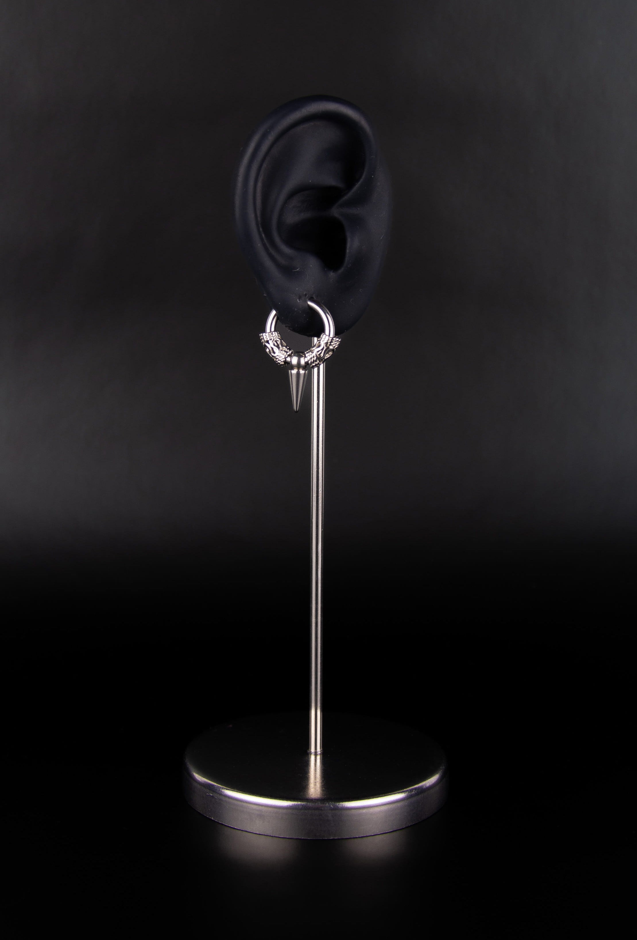 Boucle d’oreille avec un pic pendant et perles métallique à motifs 