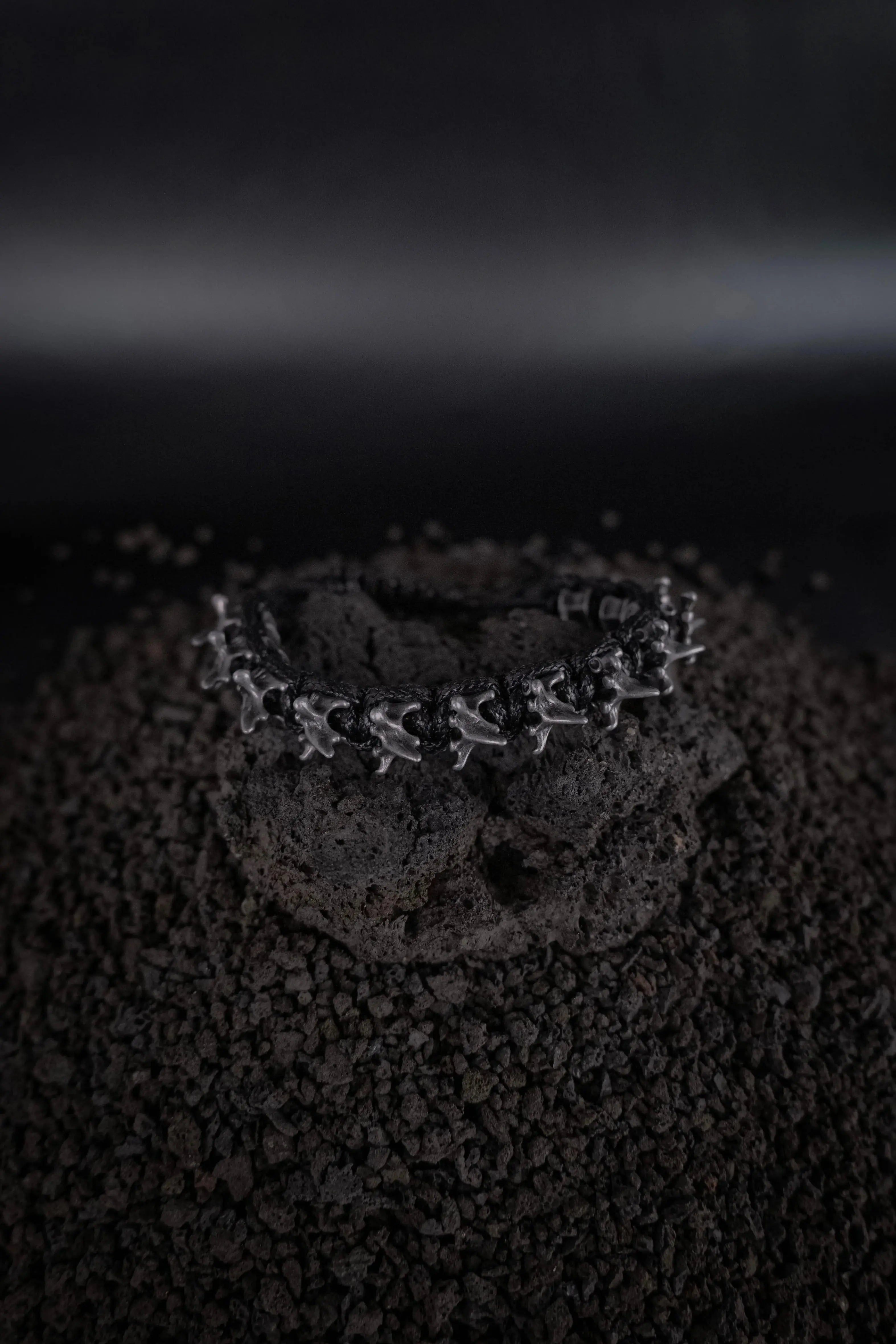 Bracelet os métallique et cordon de cuir à serrer, bracelet alt fashion, metal style, death metal 