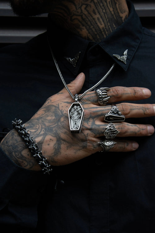 ensemble de bijoux gothique bague vampire, bague cathédrale et pendantif cercueil et squelette amoureux