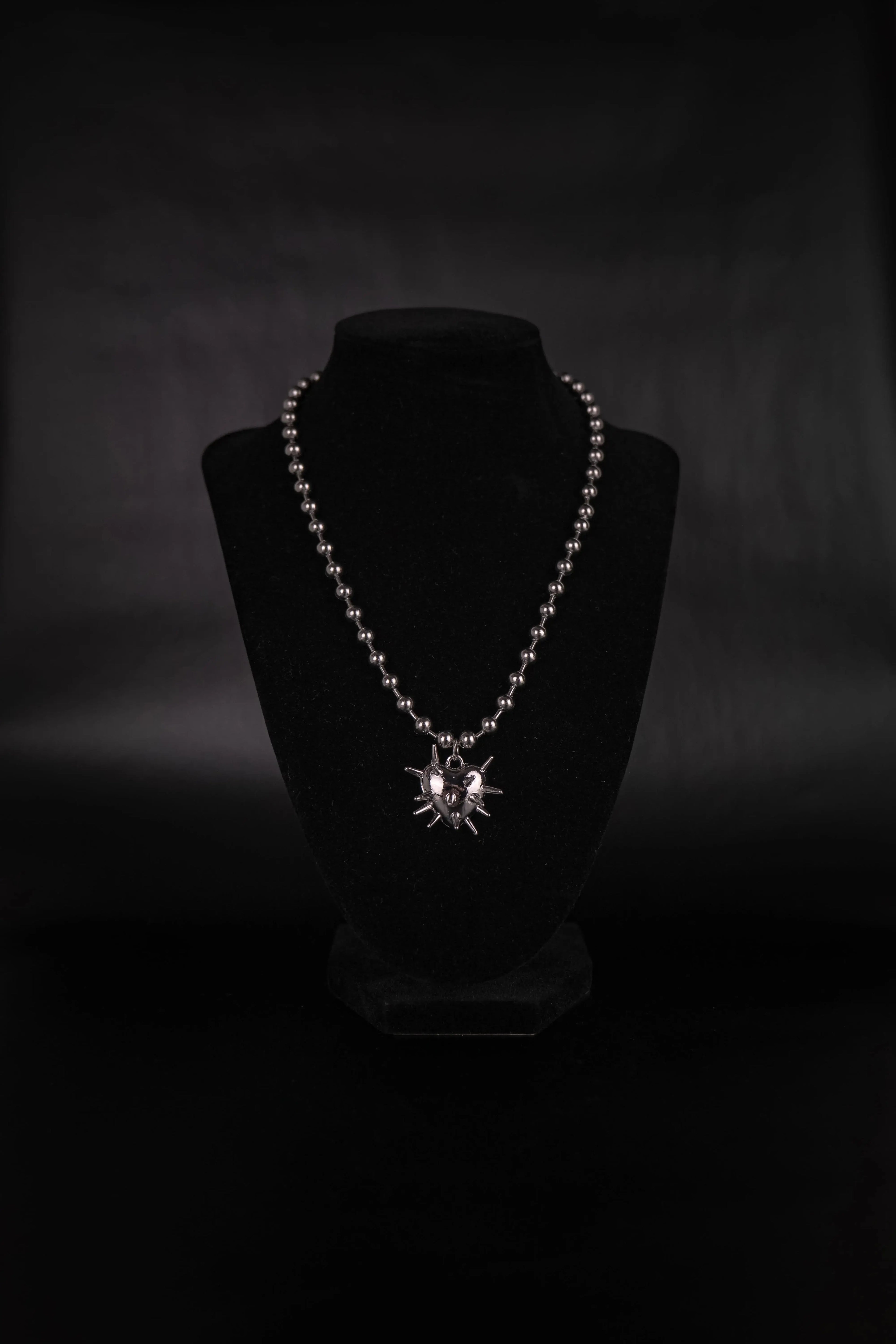 Collier avec perle métallique et pendentif coeur recouvert de pique. collier coeur de pique. 