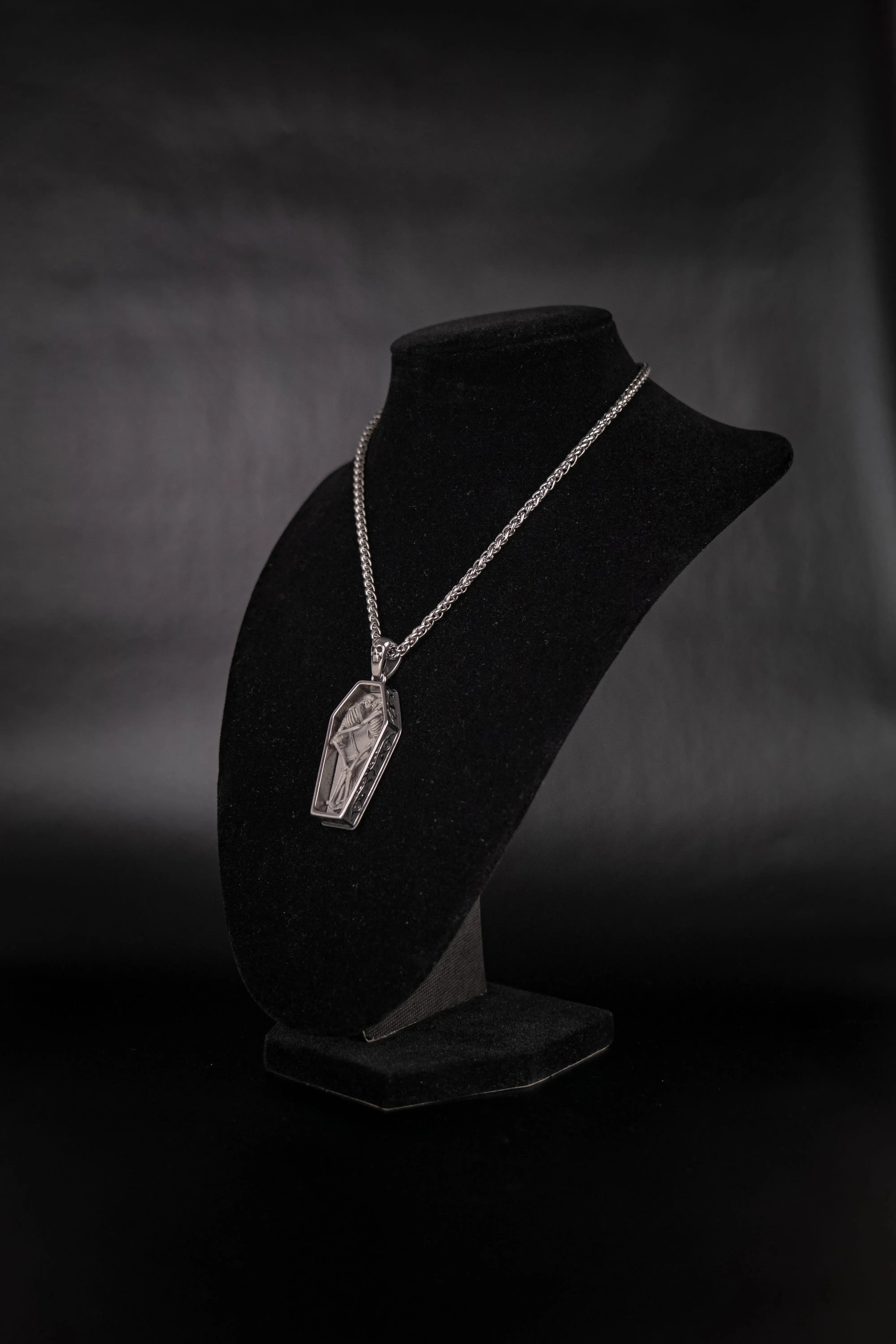 Pendentif cercueil avec les squelettes amants enlacé à l'interieur, collier réaliste, collier gothique et punk rock.