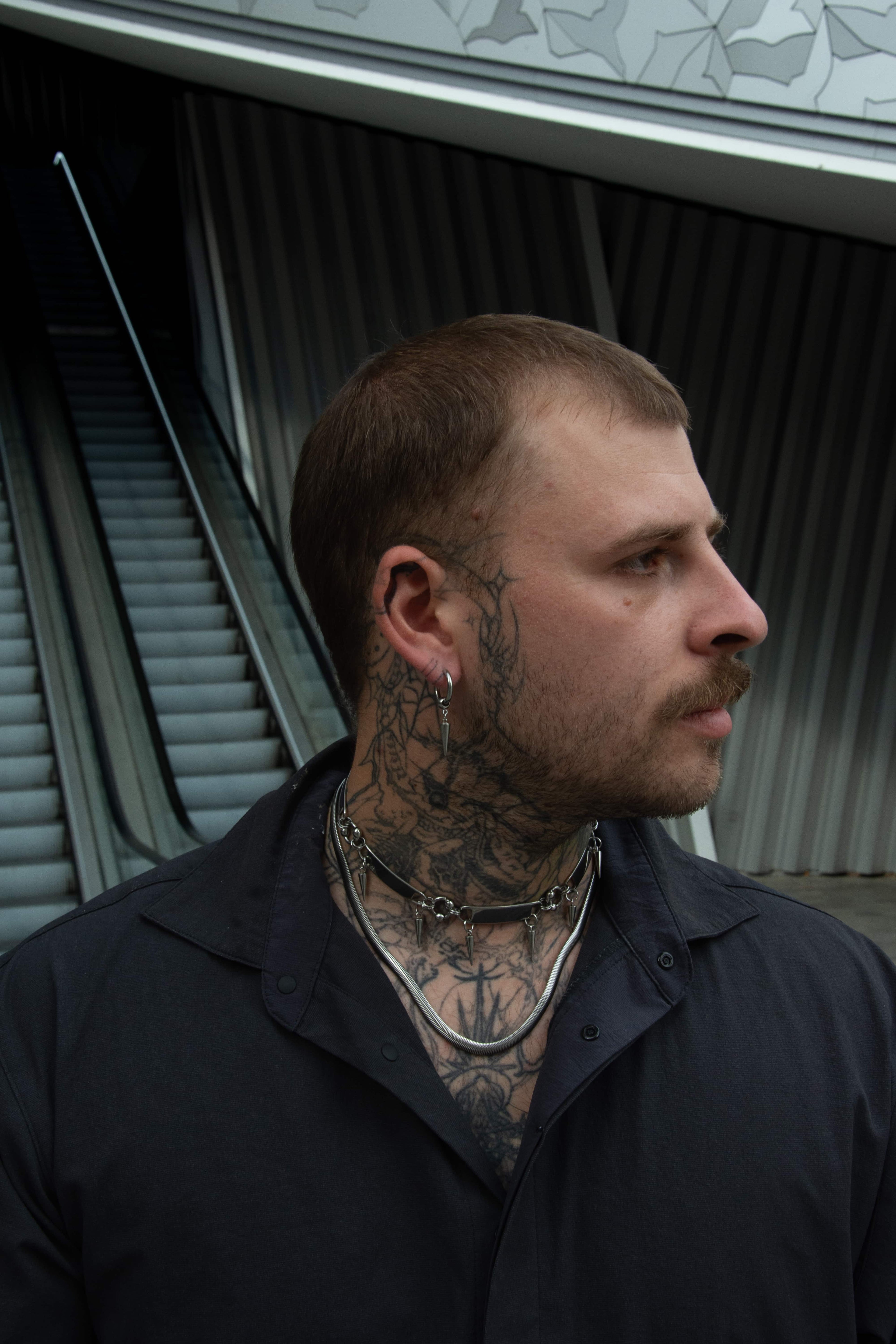 Mannequin tatoué portant un ensemble de bijoux en acier inoxydable style alt.
