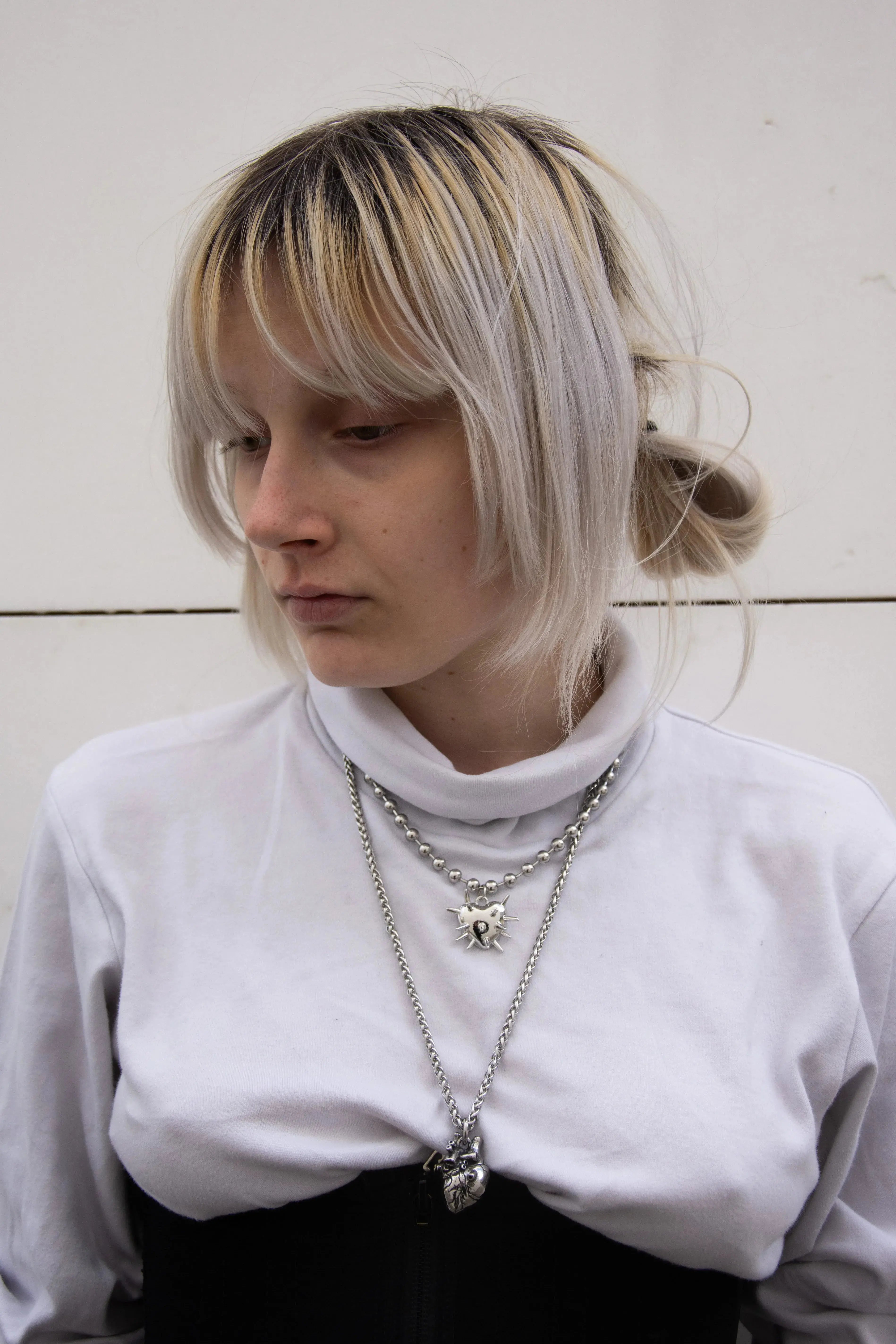 Collier avec chaine longue et pendentif coeur en acier inoxydable. Collier à offrir, collier amoureux. Collier à pique, pendentif coeur de pique.
