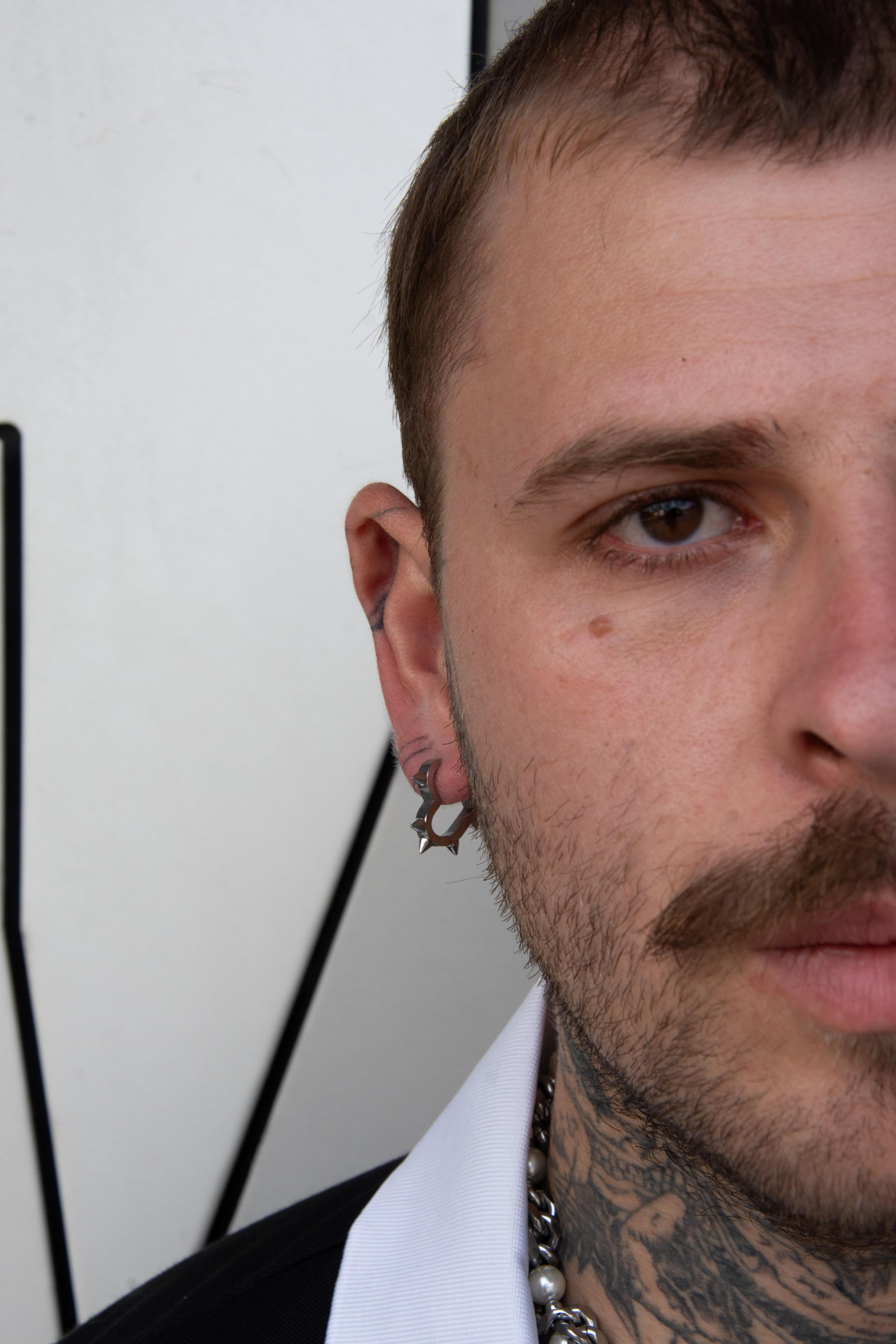Paire de boucle d’oreille unisexe en forme de cœur à piques en acier inoxydable.