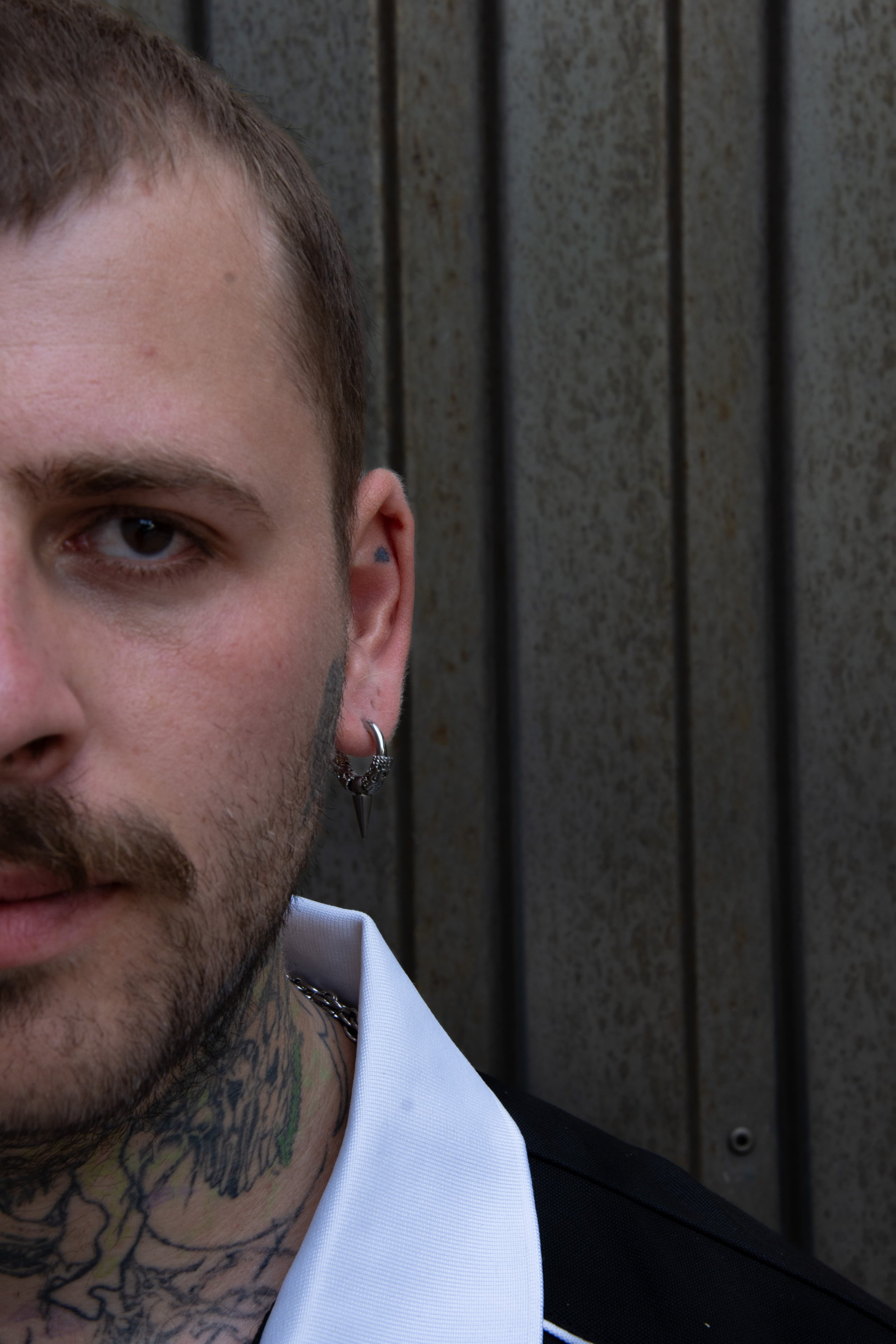 Paire de boucle d’oreille en acier inoxydable unisex et style alternatif. 