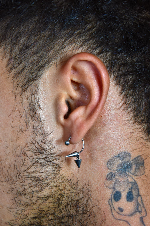 Boucle d’oreille arqué avec pics et fermoir boule 