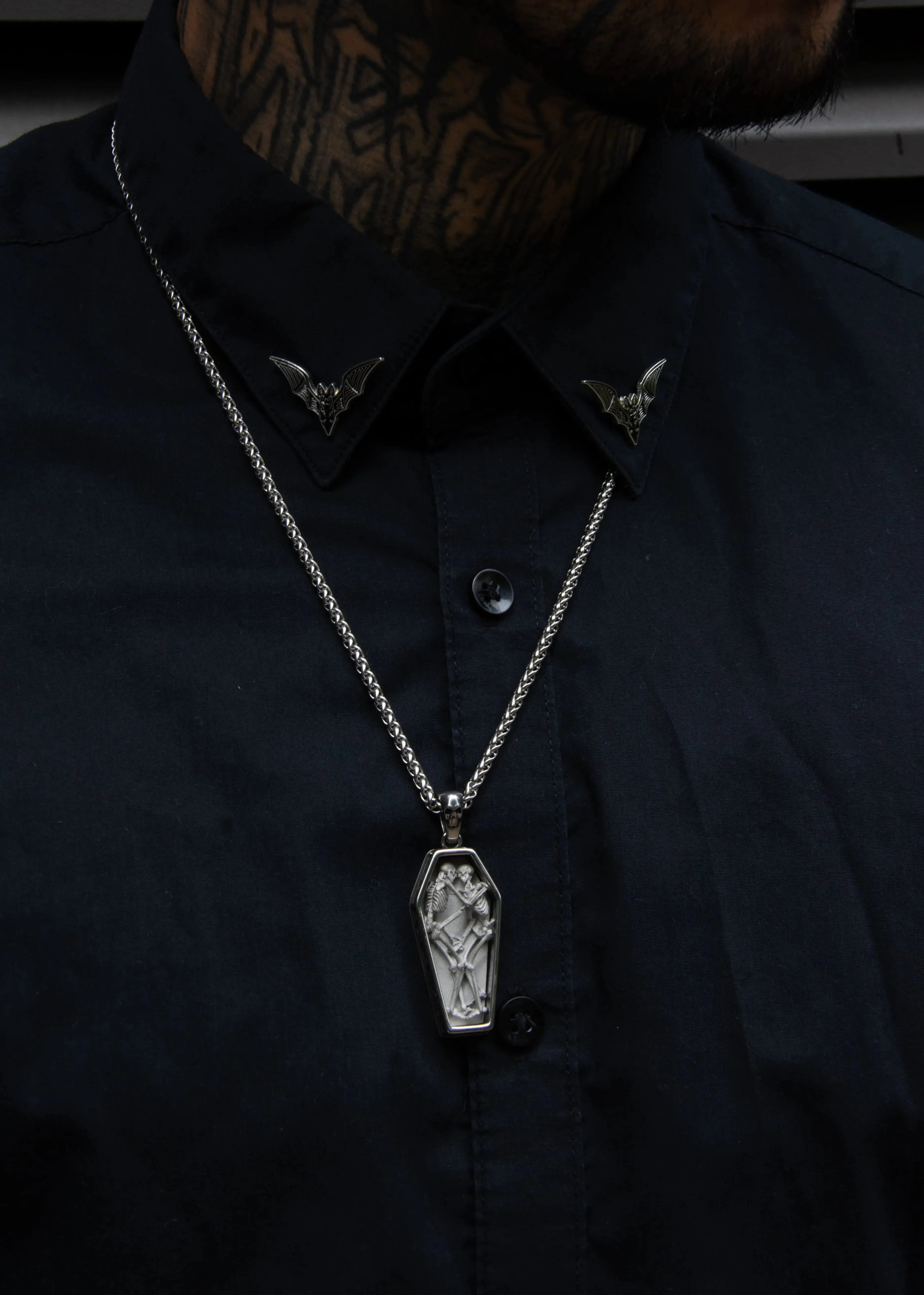 un pendentif cercueil en acier inoxydable, à l'interieur repose un couple d'amoureux qui n'est à present plus que squelette. 