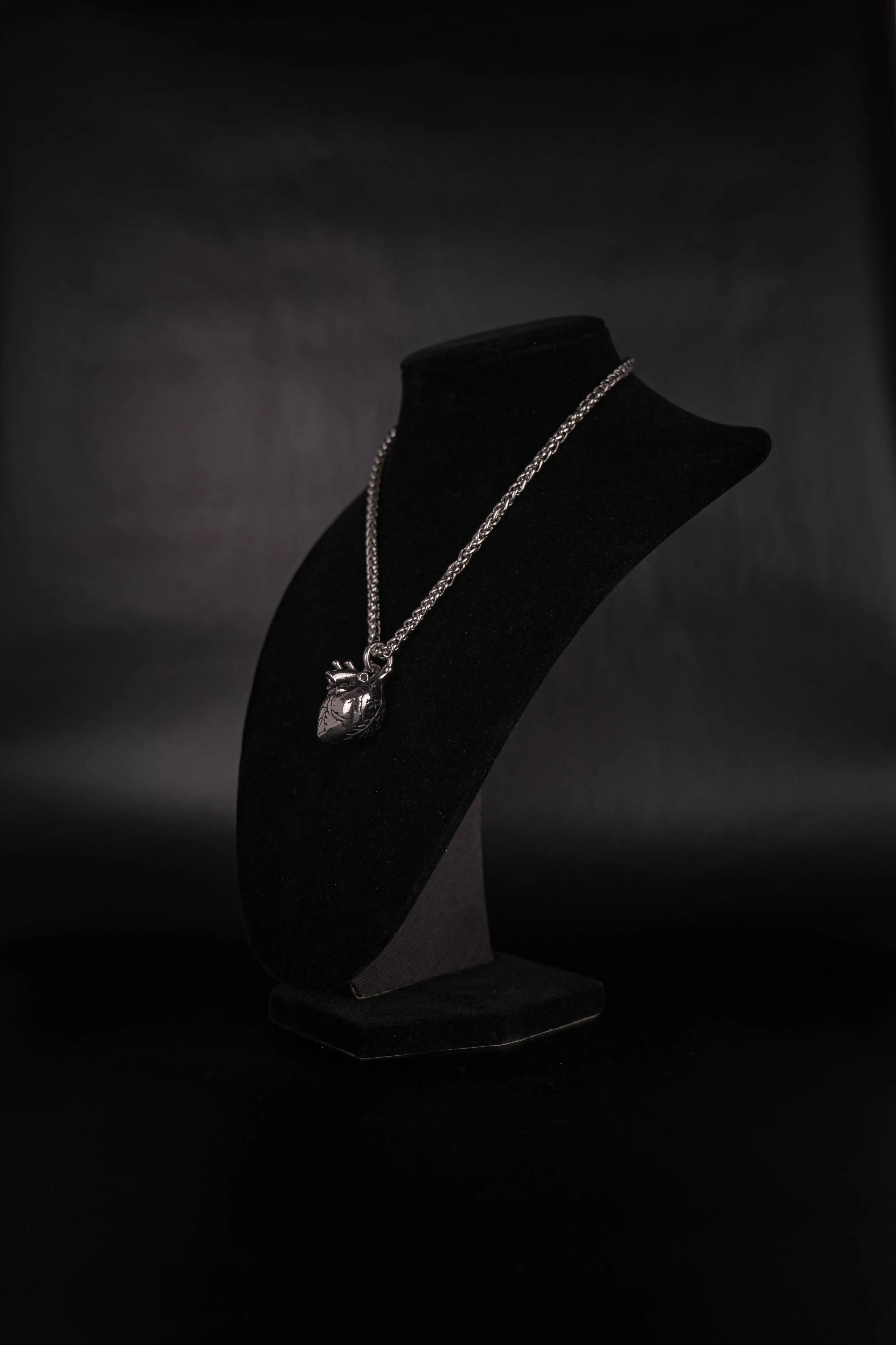 Un pendentif en acier inoxydable représentant un coeur pour homme et femme, pendentif romantique, collier à offrir. 
