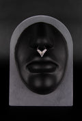 Piercing septum avec pointe au motif fleuri gravés dessus, acier inoxydable et mixte. 