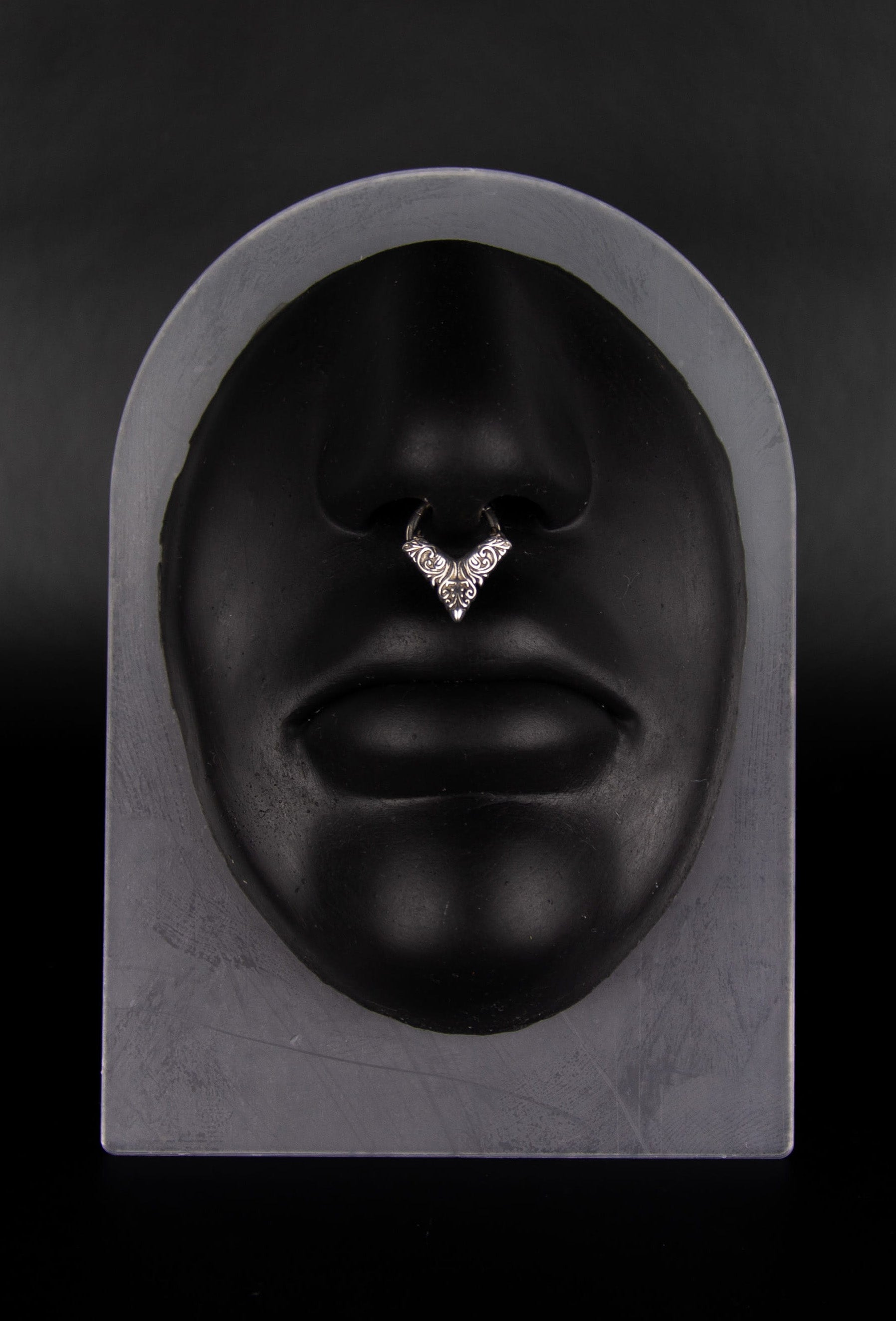 Piercing septum avec pointe au motif fleuri gravés dessus, acier inoxydable et mixte. 