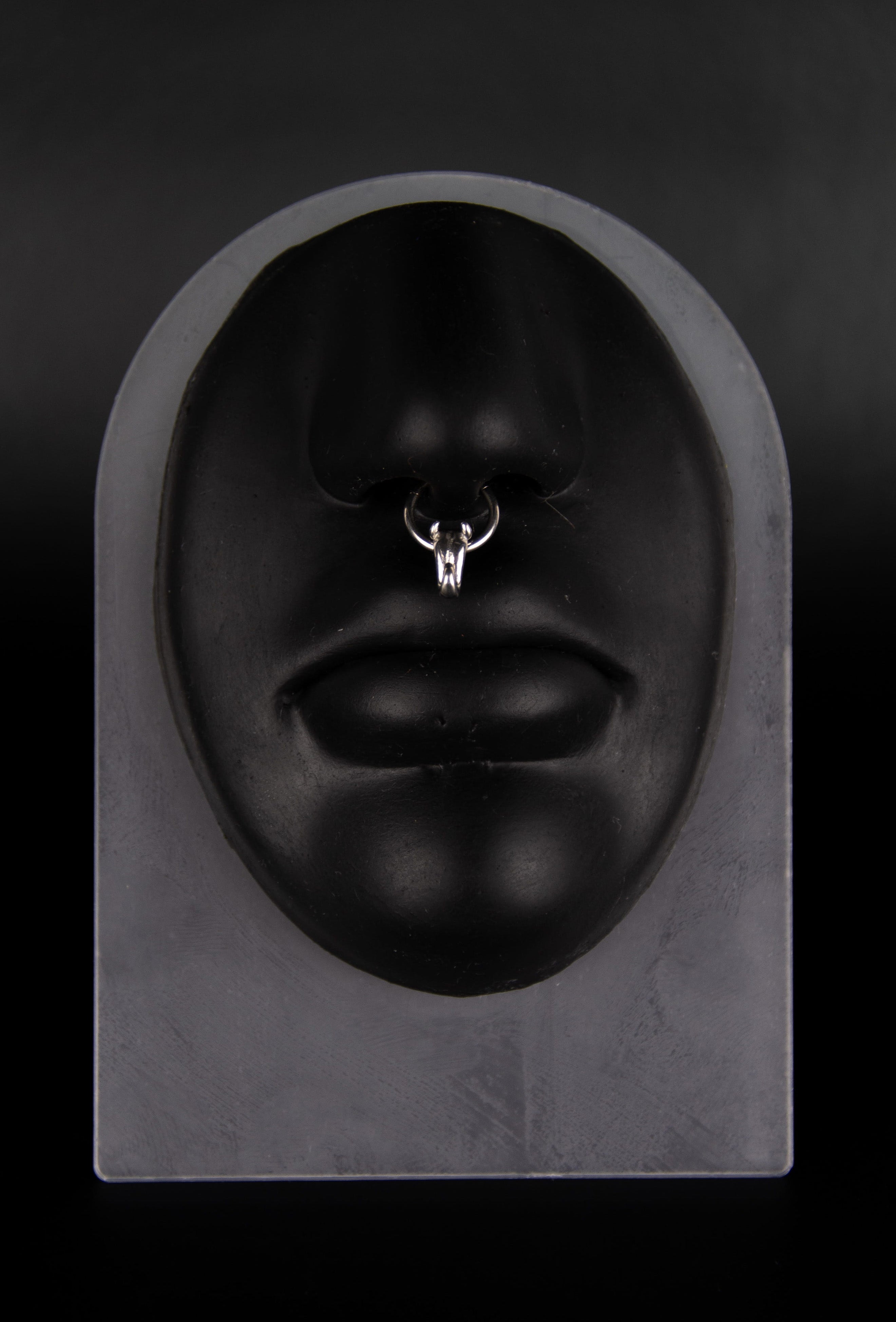 Septum mixte en forme de langue avec des cornes de diable en acier inoxydable.