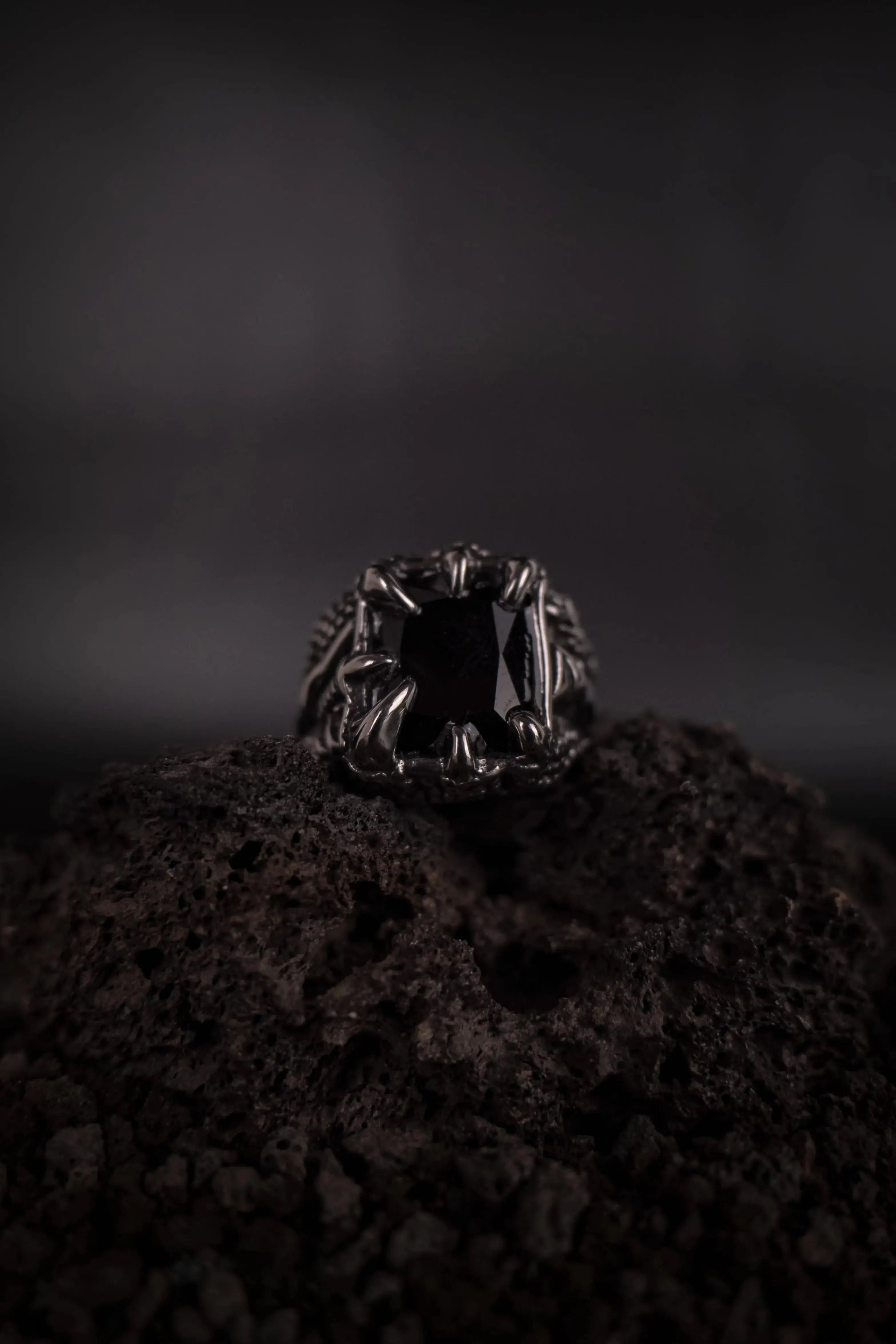 Bague massive avec une pierre noir retenue par des griffes, bague chevalière acier inoxydable, chevalière noir