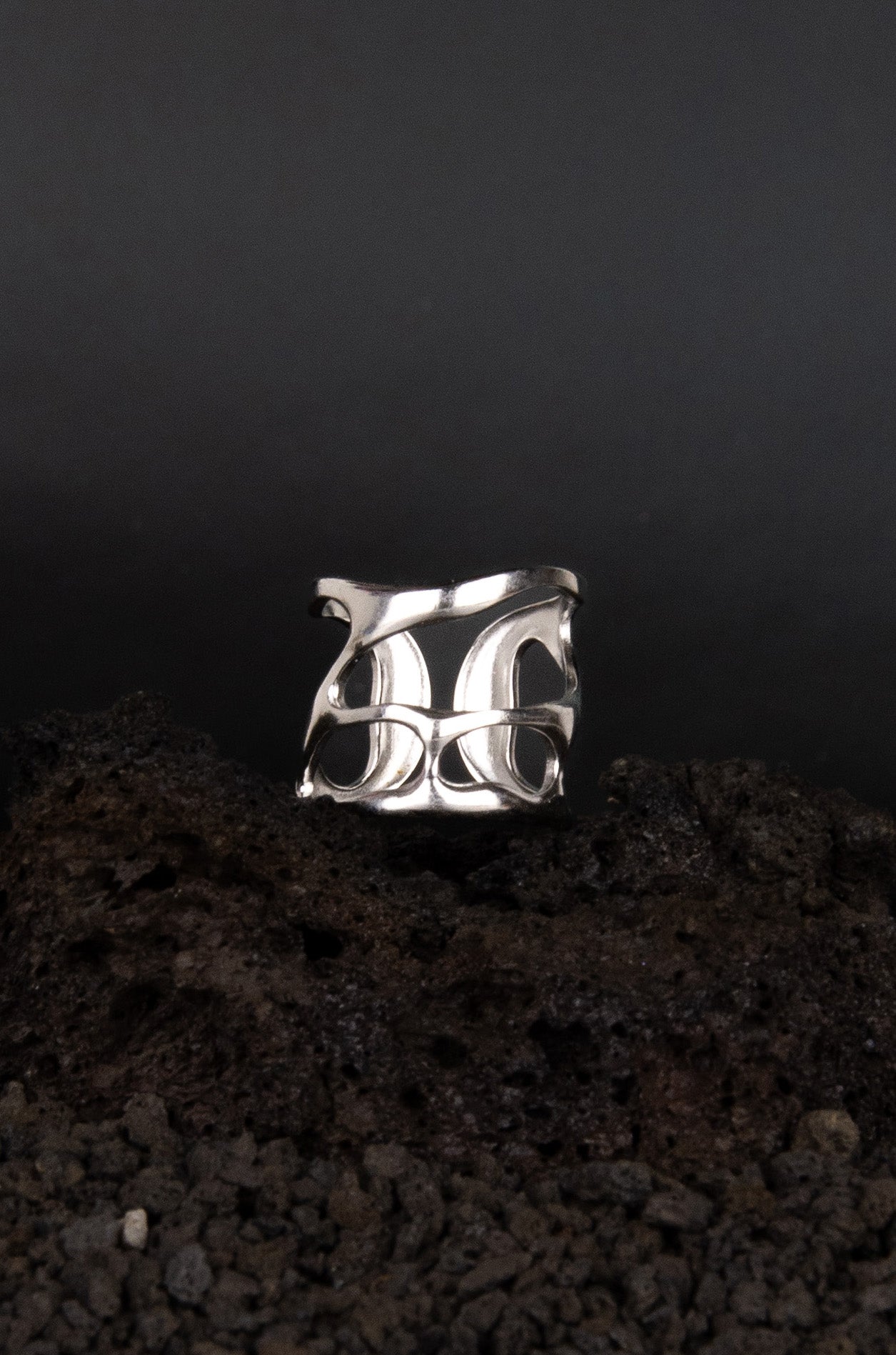 Bague réglable en acier inoxydable style métal liquide.