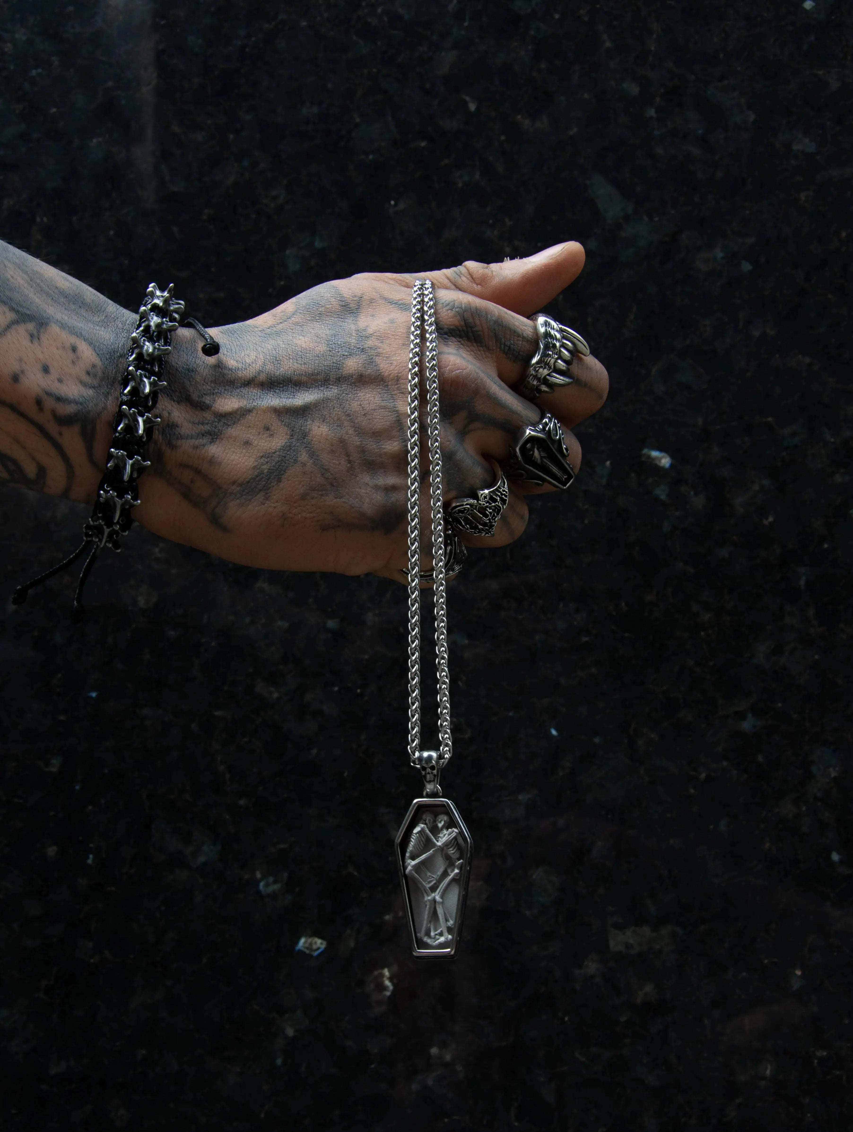 Pendentif squelette amoureux dans un cercueil en acier inoxydable.